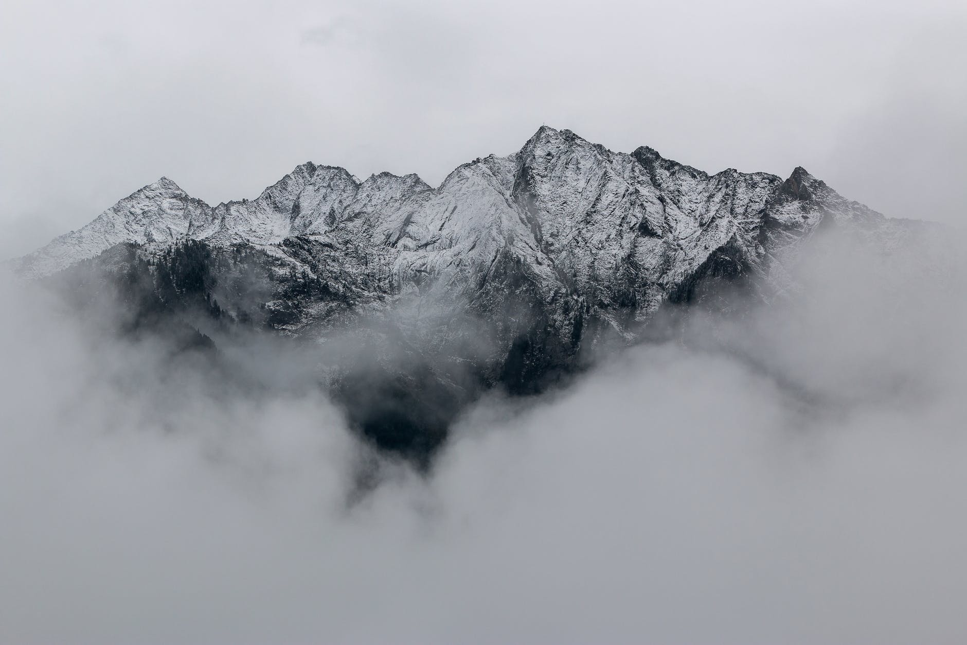 《白象似的群山》— 海明威